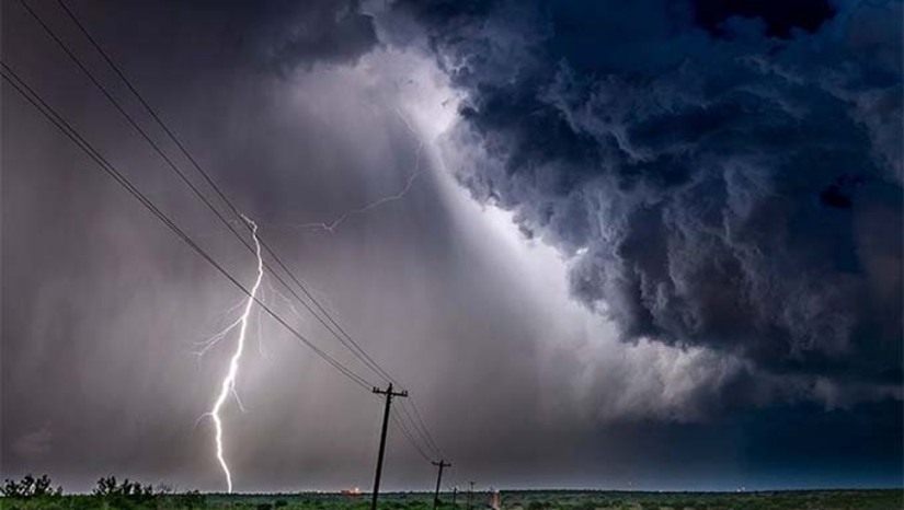 Imagem 1 -  Os números, levantados pela Neoenergia Cosern com base na Plataforma Climatempo, mostram que os municípios localizados nas regiões Oeste e Seridó lideram o ranking dos mais atingidos. Os três municípios mais atingidos por descargas no ano passado foram Mossoró (6.212), Apodi (5.251) e Upanema (4.056). Os raios provocaram 3.385 interrupções no fornecimento de energia elétrica, deixaram mais de 295 mil unidades consumidoras sem o serviço e danificaram mais de 250 equipamentos do sistema, incluindo postes, transformadores e cabos.