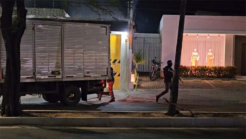 Imagem 1 - Treinamento aconteceu na Av João da Escóssia, no bairro Nova Betânia em Mossoró. Os policiais simularam um ataque a transportadora de valores Prosegur, com muitos tiros e fortes explosões, para se aproximar de uma situação real. O comandante Valdez, da PM, destacou o treinamento e confirmou que se trata de um trabalho nacional para enfrentar o “novo cangaço”, que geralmente atacam as cidades usando mais de 20 carros e armas de grosso calibre, causando pânico na população. Imagem 1 - Treinamento aconteceu na Av João da Escóssia, no bairro Nova Betânia em Mossoró. Os policiais simularam um ataque a transportadora de valores Prosegur, com muitos tiros e fortes explosões, para se aproximar de uma situação real. O comandante Valdez, da PM, destacou o treinamento e confirmou que se trata de um trabalho nacional para enfrentar o “novo cangaço”, que geralmente atacam as cidades usando mais de 20 carros e armas de grosso calibre, causando pânico na população.