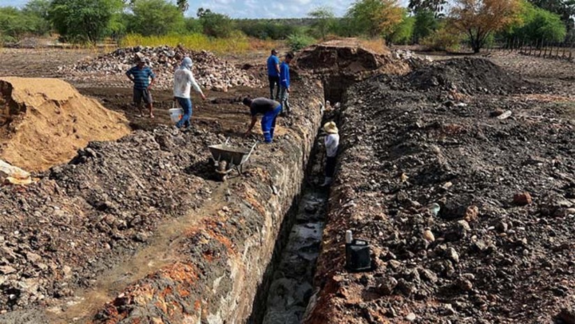 Imagem 1 - A Barragem do Mirador é de extrema importância para os pescadores, criadores e agricultores da região, sendo o principal reservatório de água do município e essencial para a manutenção das atividades econômicas locais. A melhoria da infraestrutura do reservatório assegura o abastecimento contínuo e o desenvolvimento sustentável dessas atividades. Entre os principais avanços está a construção de um novo sangradouro, que permitirá maior capacidade de armazenamento de água, reduzindo o risco de rompimentos na parede devido à força das águas, especialmente no período chuvoso. Imagem 1 - A Barragem do Mirador é de extrema importância para os pescadores, criadores e agricultores da região, sendo o principal reservatório de água do município e essencial para a manutenção das atividades econômicas locais. A melhoria da infraestrutura do reservatório assegura o abastecimento contínuo e o desenvolvimento sustentável dessas atividades. Entre os principais avanços está a construção de um novo sangradouro, que permitirá maior capacidade de armazenamento de água, reduzindo o risco de rompimentos na parede devido à força das águas, especialmente no período chuvoso.
