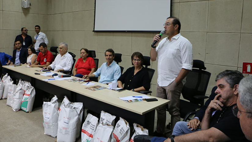 Imagem 1 - A distribuição de sementes começa pela cidade de Mossoró, depois Umarizal, Pau dos Ferros, Caicó, Assu, Agreste até chegar na grande Natal. Serão distribuídos 650 toneladas de milho, feijão e sorgo, em parcerias com as prefeituras de 163 municípios do Rio Grande do Norte. Imagem 1 - A distribuição de sementes começa pela cidade de Mossoró, depois Umarizal, Pau dos Ferros, Caicó, Assu, Agreste até chegar na grande Natal. Serão distribuídos 650 toneladas de milho, feijão e sorgo, em parcerias com as prefeituras de 163 municípios do Rio Grande do Norte.