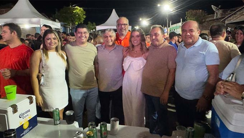 Imagem 1 -  Thalis já acompanhou Dr. Artur Vale em agenda nesse sábado (18), na novena da Festa de São Sebastião, padroeiro local, seguido da programação social. Governador Dix-Sept Rosado, que tem cerca de 14 mil habitantes e está distante 36 km de Mossoró, reelegeu Dr. Artur Vale com a maior votação da história do município. Dr. Arthur fez a oposição definhar completamente, sendo representada hoje apenas pela vereadora Larissa Macedo (MDB).