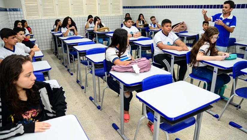 Imagem 1 -  Neste ano, a implantação da educação em tempo integral contempla a Escola Municipal Senador Duarte Filho, localizada no conjunto Walfredo Gurgel. A escola tem capacidade para atender até 280 alunos dos anos finais do ensino fundamental.  Ademais, a Secretaria Municipal de Educação (SME), anuncia a implantação da educação em tempo integral na Unidade de Educação Infantil (UEI) Adalgiza Fernandes Moreira, localizada no bairro Nova Betânia. A UEI que teve nova sede recém-inaugurada tem capacidade para atender 164 crianças de 2 a 5 anos de idade.