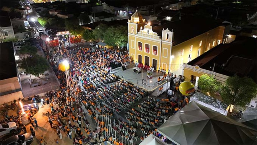Imagem 1 -  Como tradicionalmente acontece, hoje 20 de janeiro, haverá a procissão com a imagem do padroeiro do município percorrendo as principais ruas e avenidas da cidade. A expectativa, assim como acontece anualmente, é que milhares de fiéis participem, se tornando a maior manifestação de religiosidade e fé do município. A expectativa da organização é de uma presença maciça de fiéis no município, principalmente dos caraubenses ausentes, pois muitos deles se preparam o ano inteiro para estar presentes nesse momento.
