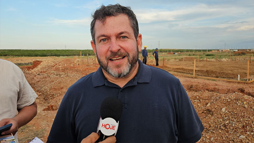 Imagem 1 -  As obras do novo residencial fechado de Mossoró-RN, com toda a infraestrutura, devem ficar prontas em 36 meses. As casas serão de dois e três quartos, com espaço para ampliar. O valor é de R$ 299 e R$ 340 mil. Quem comprar as primeiras 30 casas, terá desconto de R$ 47 mil e R$ 60 mil, respectivamente. O Veneza Residencial está localizado na região que mais cresce e se valoriza de Mossoró, muito em função da Construção do Complexo Viário 15 de Março.