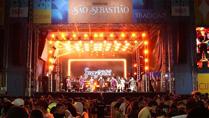 Imagem 1 - Mesmo assumindo o município recentemente, a administração municipal ampliou, principalmente a parte cultural do evento. "Em 2024, já tivemos grandes atrações nacionais em Caraúbas, porém esse ano além da ampliação dos nomes, a festa também contou com uma variedade de estilos musicais", destacou o prefeito Givago. O gestor ainda destacou que economicamente, o município ganha muito com todo esse investimento. “A partir desse ano vamos conseguir contabilizar o retorno econômico que a festa proporciona ao nosso município. É um grande investimento, mas que retorna gerando mais emprego e renda para os caraubenses”, finalizou. Imagem 1 - Mesmo assumindo o município recentemente, a administração municipal ampliou, principalmente a parte cultural do evento. "Em 2024, já tivemos grandes atrações nacionais em Caraúbas, porém esse ano além da ampliação dos nomes, a festa também contou com uma variedade de estilos musicais", destacou o prefeito Givago. O gestor ainda destacou que economicamente, o município ganha muito com todo esse investimento. “A partir desse ano vamos conseguir contabilizar o retorno econômico que a festa proporciona ao nosso município. É um grande investimento, mas que retorna gerando mais emprego e renda para os caraubenses”, finalizou.