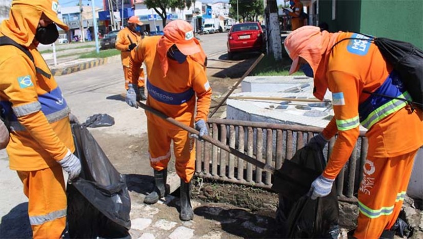 Imagem 1 - De acordo com o secretário Miguel Rogério, de Serviços Urbanos, a proposta é fazer um monitoramento dos canais e lagoas de captação para que sejam adotadas medidas e seja evitado transbordamento destes canais dentro das casas. A principal preocupação é com o canal do Thermas e do Sal Pinto, no Walfredo Gurgel, que precisam de manutenção e limpeza em especial, neste período antes do inverno. Miguel Rogério disse ainda que o município tem hoje um sistema periódico de limpeza que é intensificado com a chegada das chuvas. Imagem 1 - De acordo com o secretário Miguel Rogério, de Serviços Urbanos, a proposta é fazer um monitoramento dos canais e lagoas de captação para que sejam adotadas medidas e seja evitado transbordamento destes canais dentro das casas. A principal preocupação é com o canal do Thermas e do Sal Pinto, no Walfredo Gurgel, que precisam de manutenção e limpeza em especial, neste período antes do inverno. Miguel Rogério disse ainda que o município tem hoje um sistema periódico de limpeza que é intensificado com a chegada das chuvas.