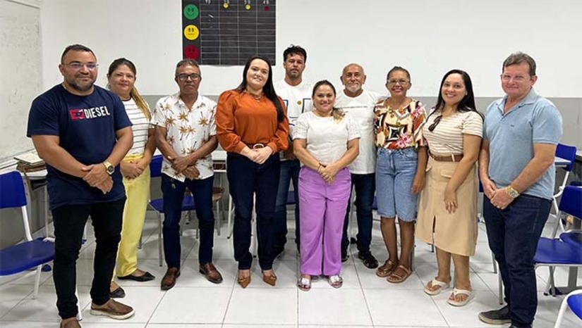 Imagem 1 - O reajuste de 6,27% será pago já no mês de janeiro. Durante a reunião com os professores, a prefeita Cinthia garantiu também o pagamento de progressões salariais, 1/3 de férias e negociação de antigas perdas salariais da categoria. “Essas conquistas muito nos orgulham, pois investir na educação é permitir que todos tenham oportunidade de sonhar e transformar suas realidades”, ressaltou a prefeita. Imagem 1 - O reajuste de 6,27% será pago já no mês de janeiro. Durante a reunião com os professores, a prefeita Cinthia garantiu também o pagamento de progressões salariais, 1/3 de férias e negociação de antigas perdas salariais da categoria. “Essas conquistas muito nos orgulham, pois investir na educação é permitir que todos tenham oportunidade de sonhar e transformar suas realidades”, ressaltou a prefeita.