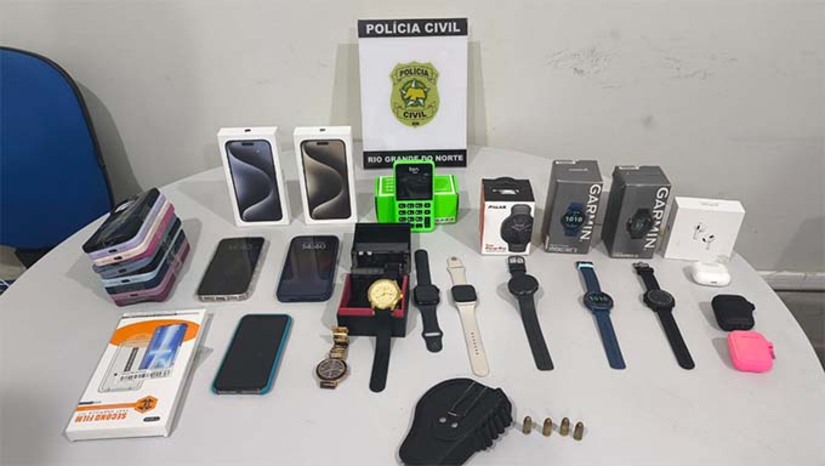Imagem 1 -  Os produtos haviam sido furtados no dia 9 de janeiro de uma loja de eletrônicos na Rua João da Escóssia, bairro Nova Betânia, em Mossoró-RN. Um suspeito de 29 anos foi preso em flagrante e autuado por crimes de receptação qualificada e posse ilegal de arma de fogo. Com ele, além dos produtos de roubo, foi encontrado munições de calibre .380. A Polícia acredita que ele usava as redes sociais para vender produtos roubados.