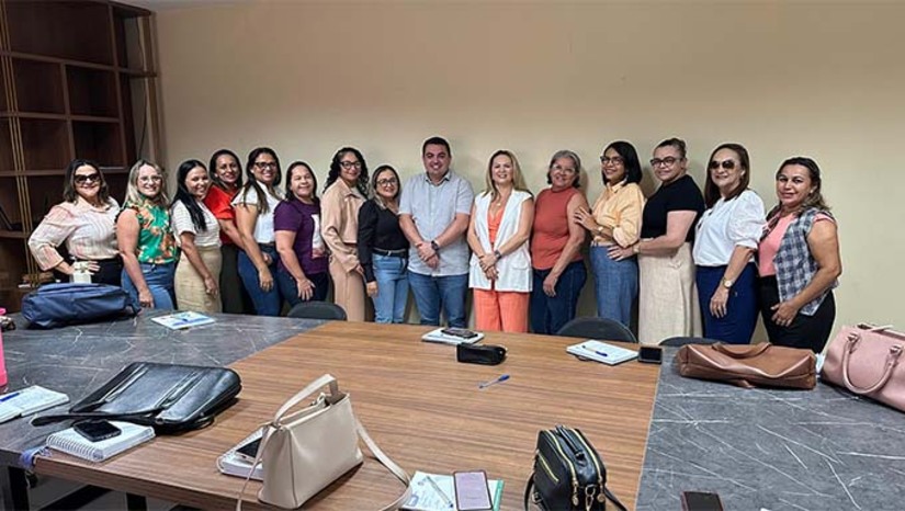 Imagem 1 - A cidade de Serra do Mel, que tem cerca de 14 mil habitantes e está há 40 km de Mossoró, está definindo o seu plano estratégico da educação. O prefeito Kênio Azevedo reuniu-se com a secretária de Educação, Milane Azevedo, além de diretoras e vice-diretoras das escolas municipais, para planejar o ano letivo de 2025. O encontro abordou o alinhamento de metas e estratégias para fortalecer a educação pública. Imagem 1 - A cidade de Serra do Mel, que tem cerca de 14 mil habitantes e está há 40 km de Mossoró, está definindo o seu plano estratégico da educação. O prefeito Kênio Azevedo reuniu-se com a secretária de Educação, Milane Azevedo, além de diretoras e vice-diretoras das escolas municipais, para planejar o ano letivo de 2025. O encontro abordou o alinhamento de metas e estratégias para fortalecer a educação pública.