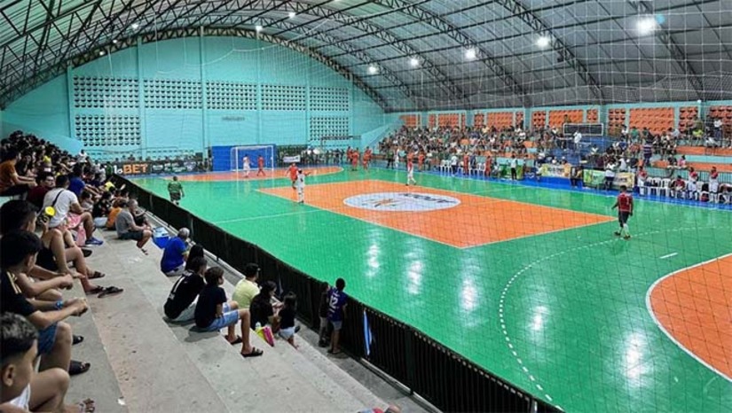 Imagem 1 - Os jogos que acontecem nas categorias, Futsal Masculino – 1ª e 2ª divisão, Master 35+ e Futsal Feminino, vêm movimentando o cenário esportivo da região, destacando o talento dos atletas locais e promovendo integração entre as comunidades. A competição está cada vez mais acirrada, e os times buscam a vitória para garantir posição nas fases seguintes. O evento reúne um grande público e mobiliza centenas de atletas, que disputam a premiação de R$ 70 mil, a maior da história da competição. Todos os jogos acontecem no ginásio Vilson Custódio em Apodi. Imagem 1 - Os jogos que acontecem nas categorias, Futsal Masculino – 1ª e 2ª divisão, Master 35+ e Futsal Feminino, vêm movimentando o cenário esportivo da região, destacando o talento dos atletas locais e promovendo integração entre as comunidades. A competição está cada vez mais acirrada, e os times buscam a vitória para garantir posição nas fases seguintes. O evento reúne um grande público e mobiliza centenas de atletas, que disputam a premiação de R$ 70 mil, a maior da história da competição. Todos os jogos acontecem no ginásio Vilson Custódio em Apodi.