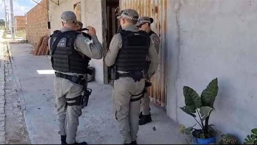 Imagem 1 - A vítima foi identificada como Francisco Francuí Cardoso, de 46 anos, natural de Baraúna. Segundo a Dra. Cristiane Magalhães, titular da Delegacia de Homicídio e Proteção à Pessoa de Mossoró (DHPP), a vítima foi morta durante a madrugada, com cerca de quatro disparos, dentro de sua residência, e foi encontrado morto por familiares pela manhã. A Policia Civil esteve no local, colhendo informações para instalação do inquérito policial. Imagem 1 - A vítima foi identificada como Francisco Francuí Cardoso, de 46 anos, natural de Baraúna. Segundo a Dra. Cristiane Magalhães, titular da Delegacia de Homicídio e Proteção à Pessoa de Mossoró (DHPP), a vítima foi morta durante a madrugada, com cerca de quatro disparos, dentro de sua residência, e foi encontrado morto por familiares pela manhã. A Policia Civil esteve no local, colhendo informações para instalação do inquérito policial.