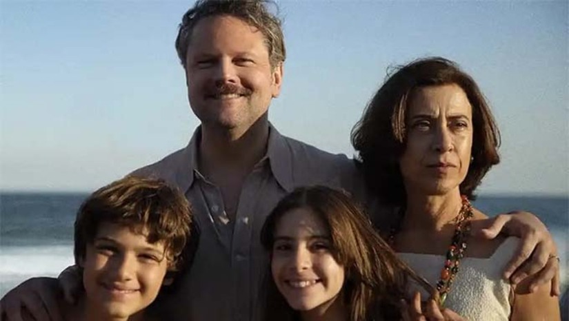 Imagem 1 -  O filme Ainda Estou Aqui foi indicado a três categorias do Oscar 2025. A atriz Fernanda Torres foi indicada ao prêmio de Melhor Atriz. A produção brasileira, por sua vez, foi indicada em duas categorias: Melhor Filme e Melhor Filme Estrangeiro. O anúncio foi feito no final da manhã desta quinta-feira (23), em Los Angeles (EUA).   Fernanda Torres já havia sido premiada, no início do mês, com o Globo de Ouro de melhor atriz na categoria Drama. 