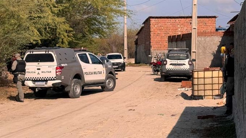 Imagem 1 - A vítima é Izaias Costa de Souza, de 46 anos. PMs de Grossos foram informados que ele estava trabalhando na tarde desta sexta-feira (24), na construção de uma casa, nas proximidades do cemitério da comunidade de Barra, quando suspeitos entraram e o atingiram com vários disparos. Este é o primeiro homicídio registrado em 2025 em Grossos. O Itep foi acionado e o caso será investigado pela Polícia Civil. Imagem 1 - A vítima é Izaias Costa de Souza, de 46 anos. PMs de Grossos foram informados que ele estava trabalhando na tarde desta sexta-feira (24), na construção de uma casa, nas proximidades do cemitério da comunidade de Barra, quando suspeitos entraram e o atingiram com vários disparos. Este é o primeiro homicídio registrado em 2025 em Grossos. O Itep foi acionado e o caso será investigado pela Polícia Civil.