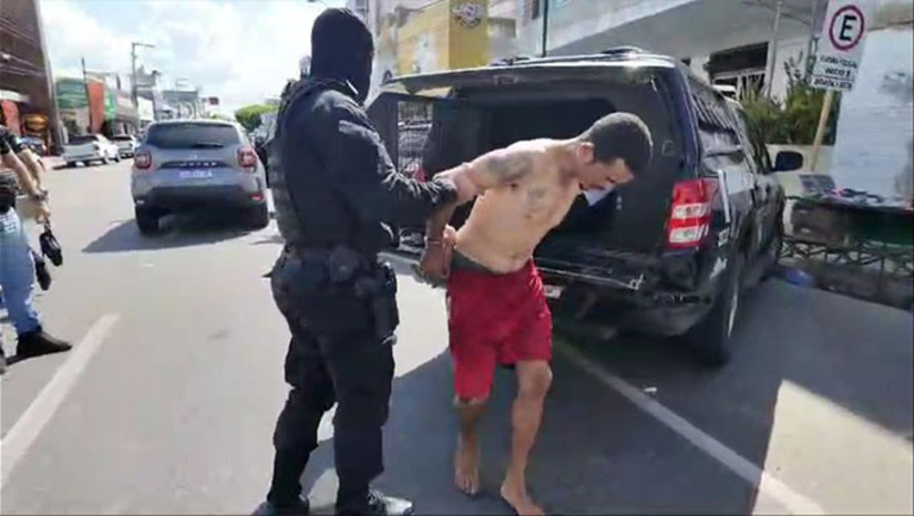 Imagem 1 - Lucas da Costa, de 29 anos, estava escondido na casa de parentes no município de Caraúbas, pelos foi preso pelos delegados Victor Matheus e Elvies Tavares. Em Mossoró, Lucas da Costa, numa tentativa de assalto, teria atirado no adolescente de 12 anos, que na ocasião estava na companhia da mãe se deslocando numa motocicleta na direção da escola, no bairro Sumaré. Imagem 1 - Lucas da Costa, de 29 anos, estava escondido na casa de parentes no município de Caraúbas, pelos foi preso pelos delegados Victor Matheus e Elvies Tavares. Em Mossoró, Lucas da Costa, numa tentativa de assalto, teria atirado no adolescente de 12 anos, que na ocasião estava na companhia da mãe se deslocando numa motocicleta na direção da escola, no bairro Sumaré.