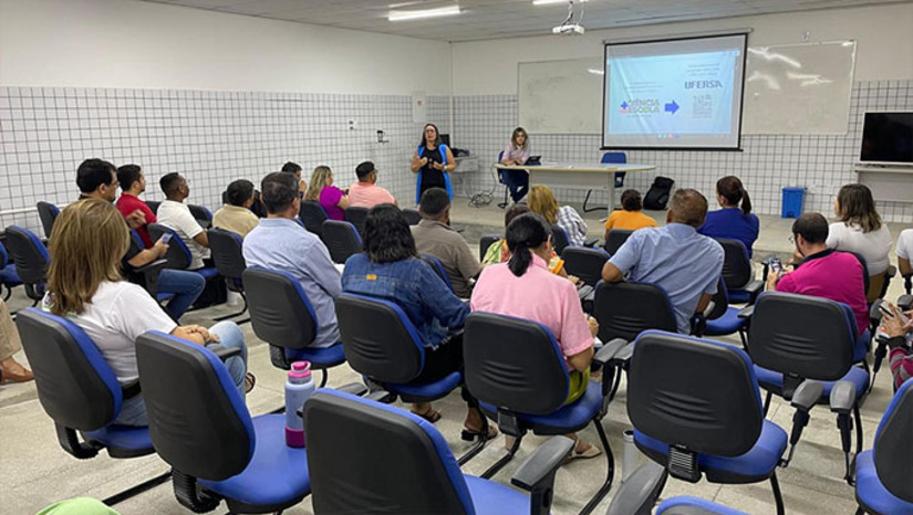 Imagem 1 - Uma destas 15 escolas, fica no Assentamento Palheiros, zona rural de Upanema-RN e quatro em Mossoró-RN. O projeto prevê investimento de mais ou menos 40 mil reais em equipamentos em cada uma destas escolas. Esta semana, a professora Midiã Medeiros Monteiro reuniu os representantes das 15 escolas contempladas no Campus Central da UFERSA, em Mossoró-RN, para explicar como vai acontecer a implantação dos laboratórios nas escolas, no período de janeiro de 2025 a novembro de 2026. Imagem 1 - Uma destas 15 escolas, fica no Assentamento Palheiros, zona rural de Upanema-RN e quatro em Mossoró-RN. O projeto prevê investimento de mais ou menos 40 mil reais em equipamentos em cada uma destas escolas. Esta semana, a professora Midiã Medeiros Monteiro reuniu os representantes das 15 escolas contempladas no Campus Central da UFERSA, em Mossoró-RN, para explicar como vai acontecer a implantação dos laboratórios nas escolas, no período de janeiro de 2025 a novembro de 2026.