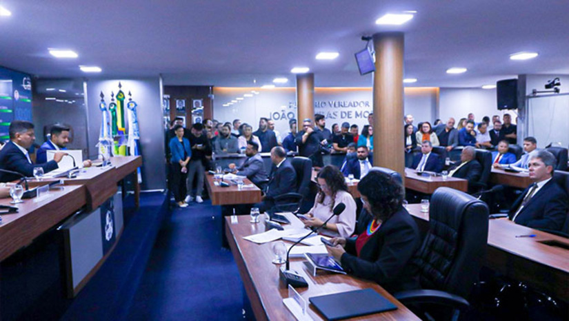 Imagem 1 - A Reforma Administrativa aprovada propõe uma nova configuração das secretarias municipais, incluindo o desmembramento e a criação de novas pastas. Segundo o projeto, a reforma visa agilizar as ações do Executivo, proporcionando a ampliação e melhorias dos serviços prestados à população. De acordo com o vereador Alex do Frango (PSD), líder do Governo na Câmara, a aprovação do projeto representa um avanço para Mossoró. “Conseguimos aprovar projetos importantes, que valorizam nossos servidores, criando novas secretarias para dar continuidade ao crescimento e desenvolvimento da nossa cidade”, destacou. Imagem 1 - A Reforma Administrativa aprovada propõe uma nova configuração das secretarias municipais, incluindo o desmembramento e a criação de novas pastas. Segundo o projeto, a reforma visa agilizar as ações do Executivo, proporcionando a ampliação e melhorias dos serviços prestados à população. De acordo com o vereador Alex do Frango (PSD), líder do Governo na Câmara, a aprovação do projeto representa um avanço para Mossoró. “Conseguimos aprovar projetos importantes, que valorizam nossos servidores, criando novas secretarias para dar continuidade ao crescimento e desenvolvimento da nossa cidade”, destacou.