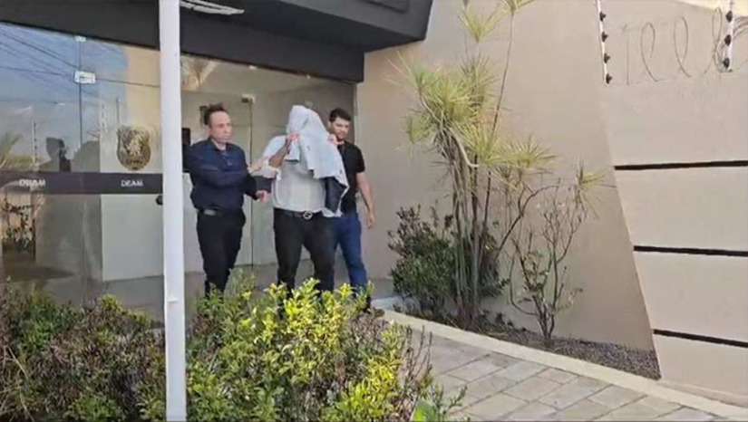 Imagem 1 - O médico Valvenarques Pedrosa, que é neurologista, foi preso em flagrante na tarde de quinta-feira, 23, e na manhã desta sexta-feira, 24, a justiça entendeu que ele pode responder o crime em liberdade. A acusação vê culpa e a defesa diz que foi um mal-entendido Imagem 1 - O médico Valvenarques Pedrosa, que é neurologista, foi preso em flagrante na tarde de quinta-feira, 23, e na manhã desta sexta-feira, 24, a justiça entendeu que ele pode responder o crime em liberdade. A acusação vê culpa e a defesa diz que foi um mal-entendido