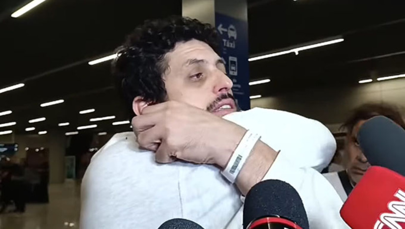Imagem 1 - Luis Fernando Caetano Costa contou que não foi agredido, mas falou que testemunhou 4 companheiros de voo que foram. “Os caras meteram porretes neles, jogaram no chão, chutaram. Teve um que os caras pegaram ele pelo pescoço até desmaiar”, contou. Vários outros deportados mostraram marcas de agressões. O Governo Brasileiro falou que está reunindo informações para pedir explicações ao Governo do Estados Unidos. Imagem 1 - Luis Fernando Caetano Costa contou que não foi agredido, mas falou que testemunhou 4 companheiros de voo que foram. “Os caras meteram porretes neles, jogaram no chão, chutaram. Teve um que os caras pegaram ele pelo pescoço até desmaiar”, contou. Vários outros deportados mostraram marcas de agressões. O Governo Brasileiro falou que está reunindo informações para pedir explicações ao Governo do Estados Unidos.