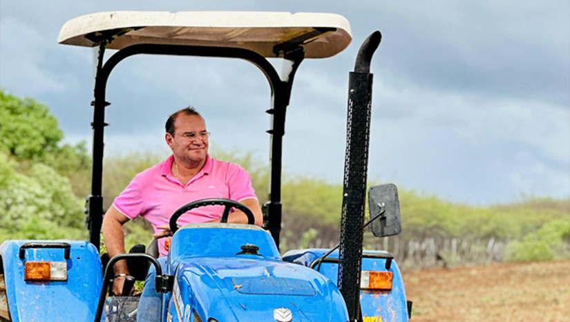 Imagem 1 - O prefeito Raimundo Pezão explica que a Prefeitura investe de R$ 200 mil para apoiar o corte de terra para o pequeno produtor e o governo do Estado, através da EMATER, distribui sementes de milho, feijão e sorgo para os agricultores. O trabalho começou no dia 20 de janeiro e vai até o final de fevereiro. Deve beneficiar diretamente cerca de mil agricultores. Imagem 1 - O prefeito Raimundo Pezão explica que a Prefeitura investe de R$ 200 mil para apoiar o corte de terra para o pequeno produtor e o governo do Estado, através da EMATER, distribui sementes de milho, feijão e sorgo para os agricultores. O trabalho começou no dia 20 de janeiro e vai até o final de fevereiro. Deve beneficiar diretamente cerca de mil agricultores.