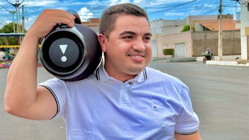 Imagem 1 - No vídeo publicado na rede social, o prefeito de Serra do Mel, Kênio Azevedo aparece segurando uma caixa de som enquanto uma toca uma música da banda Grafith, que, ao final do vídeo, é revelada como destaque da festa. "Estamos trazendo de volta uma tradição que é parte da nossa cultura e da nossa alegria. Serra do Mel merece comemorar em grande estilo", declarou Kênio. Imagem 1 - No vídeo publicado na rede social, o prefeito de Serra do Mel, Kênio Azevedo aparece segurando uma caixa de som enquanto uma toca uma música da banda Grafith, que, ao final do vídeo, é revelada como destaque da festa. "Estamos trazendo de volta uma tradição que é parte da nossa cultura e da nossa alegria. Serra do Mel merece comemorar em grande estilo", declarou Kênio.