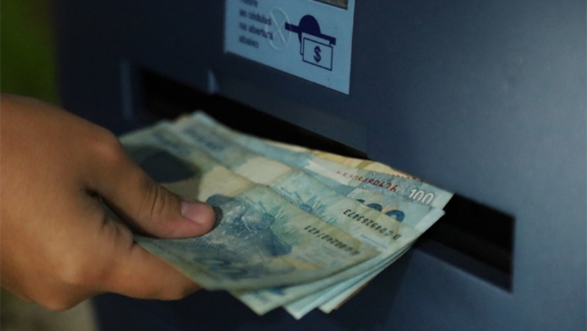 Imagem 1 - O governo anunciou os créditos nas contas dos servidores ativos, aposentados e pensionistas sempre no último dia útil de cada mês. A data do crédito do 13º salário será anunciado posteriormente. Além disso, o Governo do Estado comunica que a data do pagamento dos retroativos das recomposições salariais da segurança pública e saúde, relativos aos meses de janeiro, fevereiro e março de 2025, serão anunciadas no mês de junho, oportunidade que as representações classistas serão convidadas a dialogarem numa mesa de negociação coletiva. Imagem 1 - O governo anunciou os créditos nas contas dos servidores ativos, aposentados e pensionistas sempre no último dia útil de cada mês. A data do crédito do 13º salário será anunciado posteriormente. Além disso, o Governo do Estado comunica que a data do pagamento dos retroativos das recomposições salariais da segurança pública e saúde, relativos aos meses de janeiro, fevereiro e março de 2025, serão anunciadas no mês de junho, oportunidade que as representações classistas serão convidadas a dialogarem numa mesa de negociação coletiva.