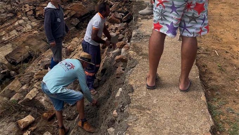 Imagem 1 - A Prefeitura forneceu os materiais e equipamentos necessários para a reforma. Enquanto isso, mais de 15 moradores da região se uniram, oferecendo sua mão de obra e dedicação para a execução dos trabalhos. A medida preventiva se mostra essencial, uma vez que o rompimento do açude poderia acarretar o comprometimento de outros cinco açudes, ampliando consideravelmente os riscos de inundações e prejuízos para os moradores. Imagem 1 - A Prefeitura forneceu os materiais e equipamentos necessários para a reforma. Enquanto isso, mais de 15 moradores da região se uniram, oferecendo sua mão de obra e dedicação para a execução dos trabalhos. A medida preventiva se mostra essencial, uma vez que o rompimento do açude poderia acarretar o comprometimento de outros cinco açudes, ampliando consideravelmente os riscos de inundações e prejuízos para os moradores.