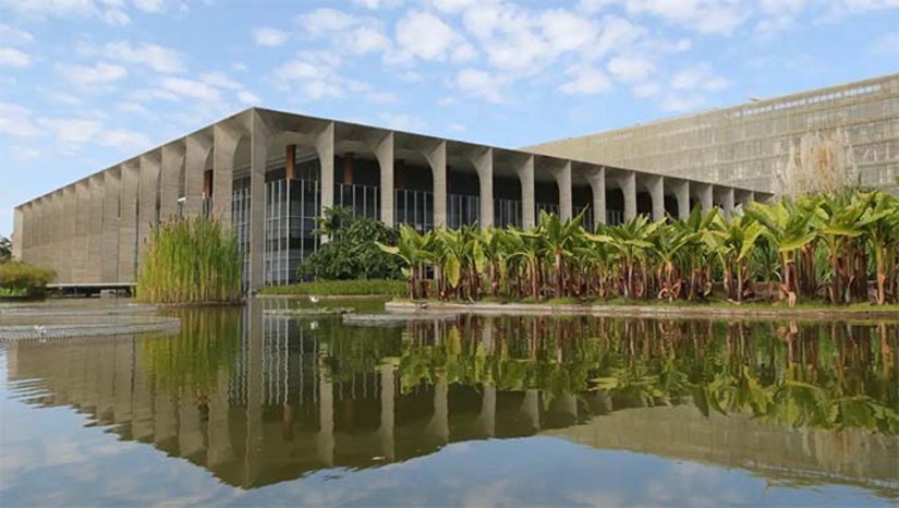 Imagem 1 - O Governo brasileiro quer explicações sobre denúncia de maus-tratos. Durante a reunião, o Itamaraty solicitou esclarecimentos do governo americano sobre o tratamento dispensado a brasileiros deportados em um voo fretado pelos Estados Unidos, que chegou ao país na última sexta-feira (24). A Embaixada dos Estados Unidos confirmou a realização do que chamou de uma "reunião técnica" com autoridades do Ministério das Relações Exteriores, mas não deu detalhes sobre o que foi conversado no encontro. Imagem 1 - O Governo brasileiro quer explicações sobre denúncia de maus-tratos. Durante a reunião, o Itamaraty solicitou esclarecimentos do governo americano sobre o tratamento dispensado a brasileiros deportados em um voo fretado pelos Estados Unidos, que chegou ao país na última sexta-feira (24). A Embaixada dos Estados Unidos confirmou a realização do que chamou de uma "reunião técnica" com autoridades do Ministério das Relações Exteriores, mas não deu detalhes sobre o que foi conversado no encontro.