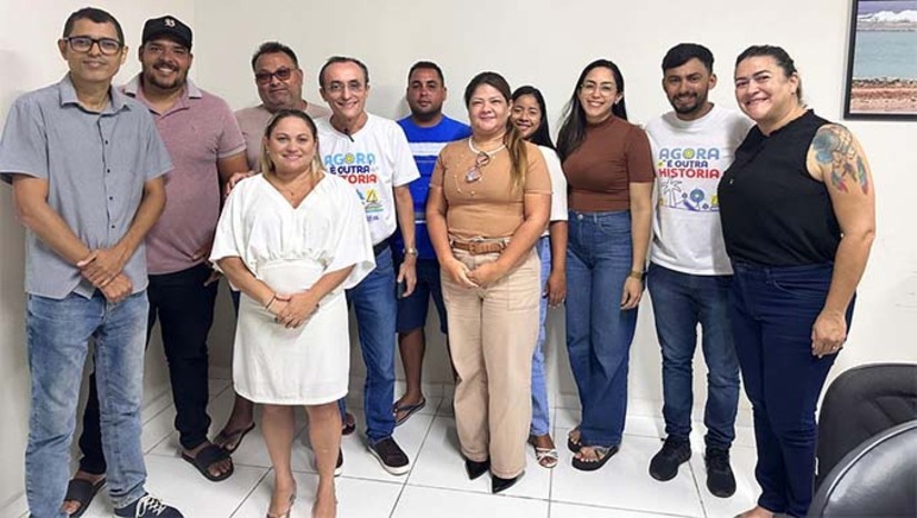 Imagem 1 -  A iniciativa tem como objetivo fortalecer o turismo entre as duas cidades, através da criação da associação dos balseiros. Atualmente, oito balsas fazem a travessia Grossos/ Areia Branca, de segunda a sexta-feira das 06:30h às 17:30h e nos finais de semana, das 06:30h às 18:30h. Os passeios de balsas acontecem de forma agendada e atravessam todo rio, proporcionando aos turistas momentos de contemplação das salinas e da biodiversidade existente ao longo do percurso.