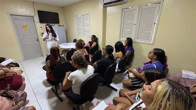 Imagem 1 - A psicóloga Érika Pedrosa destacou que "cuidar da saúde mental é essencial para uma vida equilibrada. É um ato de amor próprio e cuidado com os outros”. Durante a campanha, a população é convidada a participar de palestras, rodas de conversa e atendimentos psicológicos gratuitos, promovendo o diálogo sobre o tema e incentivando a busca por cuidados emocionais. Imagem 1 - A psicóloga Érika Pedrosa destacou que "cuidar da saúde mental é essencial para uma vida equilibrada. É um ato de amor próprio e cuidado com os outros”. Durante a campanha, a população é convidada a participar de palestras, rodas de conversa e atendimentos psicológicos gratuitos, promovendo o diálogo sobre o tema e incentivando a busca por cuidados emocionais.