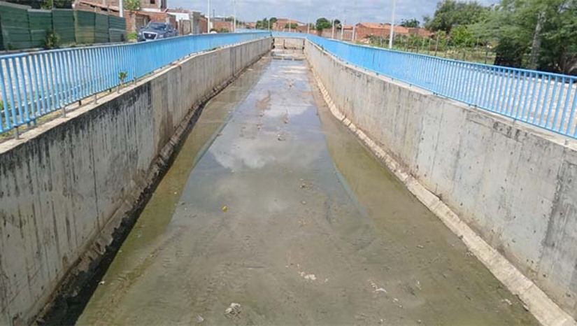Imagem 1 - Através das ações do aprograma “Mossoró Limpa”, a prefeitura concluiu o mutirão de limpeza no Canal do Santa Helena, no bairro Santo Antônio. A retirada de lixo dos canais, bocas de lobo e galerias é fundamental para evitar obstruções no fluxo da água, prevenir enchentes e minimizar a proliferação de doenças, como dengue e leptospirose. Além disso, a limpeza contribui para a preservação ambiental e para a valorização do espaço urbano. Imagem 1 - Através das ações do aprograma “Mossoró Limpa”, a prefeitura concluiu o mutirão de limpeza no Canal do Santa Helena, no bairro Santo Antônio. A retirada de lixo dos canais, bocas de lobo e galerias é fundamental para evitar obstruções no fluxo da água, prevenir enchentes e minimizar a proliferação de doenças, como dengue e leptospirose. Além disso, a limpeza contribui para a preservação ambiental e para a valorização do espaço urbano.