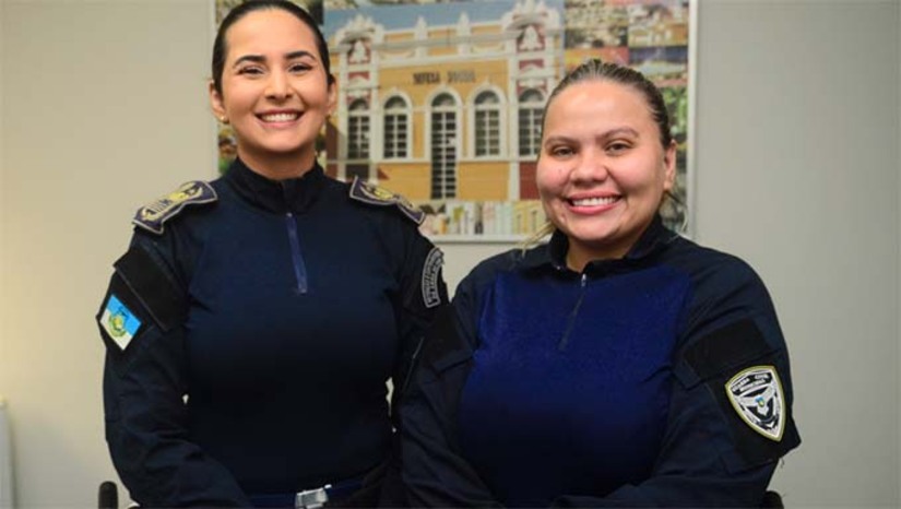 Imagem 1 -  O anúncio foi feito pelo prefeito Allyson Bezerra (União Brasil) durante a solenidade de posse dos novos secretários, realizada na tarde desta terça-feira (28), no Teatro Municipal Dix-huit Rosado. As nomeações representam um avanço na valorização da presença feminina em cargos de liderança dentro da corporação e do município.  Gabriela Saiara, nova comandante, integra a Guarda Civil Municipal há oito anos. Antes de assumir o cargo, desempenhava a função de secretária na Corregedoria da instituição. Já Lilian Cynthia, agora subcomandante, tem 12 anos de atuação na GCM e estava à frente da coordenação das Ações Educativas da Patrulha Maria da Penha.