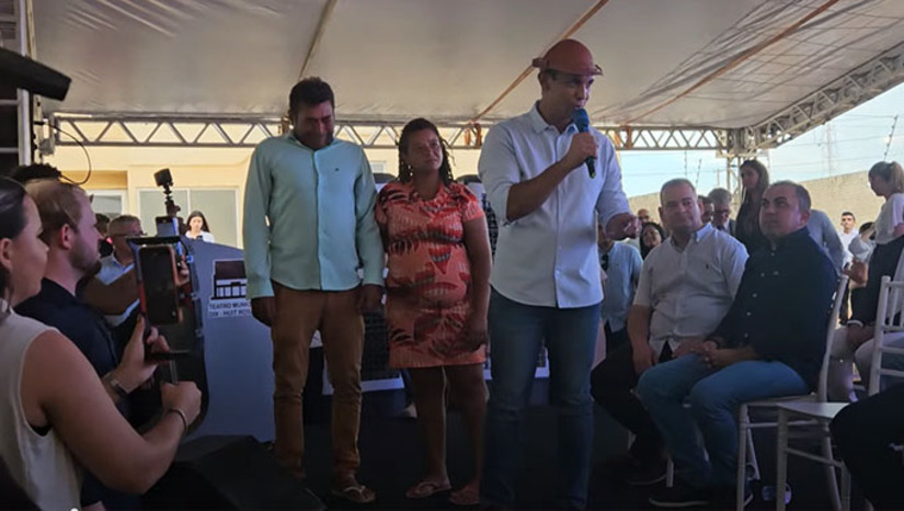 Imagem 1 - Entre as vidas transformadas, está a família de Lúcio Fláviom, que ganha a vida catando latinhas e plástico. Ele morava numa garagem com a mulher e dois filhos no bairro Santa Delmira. “Estou me sentindo muito feliz, em saber que minha filha, meus dois filhos, vai ter conforto para viver. Agora tenho um teto para morar, né”, comemora Lúcio Flávio. Imagem 1 - Entre as vidas transformadas, está a família de Lúcio Fláviom, que ganha a vida catando latinhas e plástico. Ele morava numa garagem com a mulher e dois filhos no bairro Santa Delmira. “Estou me sentindo muito feliz, em saber que minha filha, meus dois filhos, vai ter conforto para viver. Agora tenho um teto para morar, né”, comemora Lúcio Flávio.