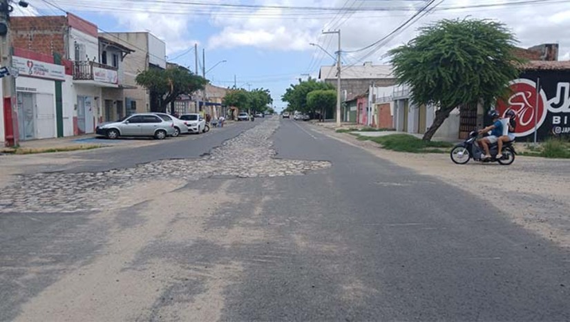 Imagem 1 -  A Caern informa que a via estará interditada para passagem de veículos  a partir das 8 horas da manhã. O serviço se estenderá até o domingo (09/02). A Caern orienta que  os motoristas evitem o trecho procurando vias alternativas para circular. A interdição terá apoio da Diretoria de Mobilidade Urbana do município. O trecho da avenida Alberto Maranhão recebeu a instalação de um novo coletor tronco de esgoto. A expectativa da companhia é que a nova tubulação melhore a qualidade do serviço prestado pra Mossoró.