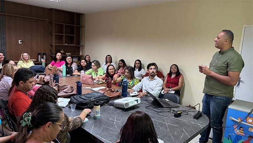 Imagem 1 - Equipes de supervisores e coordenadores pedagógicos da secretaria de Educação da Serra do Mel, se reuniram com a secretária Milane Azevedo na manhã desta quinta-feira (30), para discutir estratégias educacionais para o ano letivo de 2025. Durante o encontro, foi apresentado recursos tecnológicos inovadores para as escolas. Os profissionais também participaram de uma capacitação com o objetivo de multiplicar o conhecimento entre os professores e aprimorar as práticas didáticas. Imagem 1 - Equipes de supervisores e coordenadores pedagógicos da secretaria de Educação da Serra do Mel, se reuniram com a secretária Milane Azevedo na manhã desta quinta-feira (30), para discutir estratégias educacionais para o ano letivo de 2025. Durante o encontro, foi apresentado recursos tecnológicos inovadores para as escolas. Os profissionais também participaram de uma capacitação com o objetivo de multiplicar o conhecimento entre os professores e aprimorar as práticas didáticas.