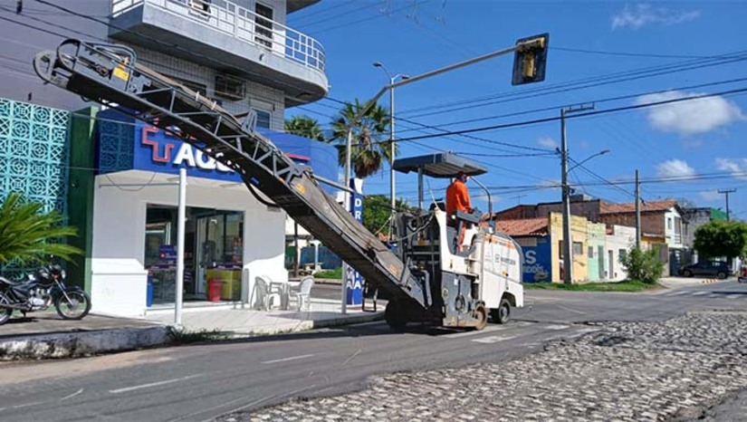 Imagem 1 - O trânsito de veículos está completamente interditado no trecho entre a Delfim Moreira e a Rodrigues Alves. A orientação é que os motoristas procurem rotas alternativas. A previsão é que o serviço seja concluido domingo dia 09. A Caern instalou rede de grande diâmetro, repondo o chamado coletor tronco de esgoto. A Companhia destaca que ligações irregulares de água de chuva para o sistema de esgoto provocam transbordamentos e transtorno nas vias em período chuvoso. É importante que a população colabore destinando corretamente a água de chuva para o sistema de drenagem. Imagem 1 - O trânsito de veículos está completamente interditado no trecho entre a Delfim Moreira e a Rodrigues Alves. A orientação é que os motoristas procurem rotas alternativas. A previsão é que o serviço seja concluido domingo dia 09. A Caern instalou rede de grande diâmetro, repondo o chamado coletor tronco de esgoto. A Companhia destaca que ligações irregulares de água de chuva para o sistema de esgoto provocam transbordamentos e transtorno nas vias em período chuvoso. É importante que a população colabore destinando corretamente a água de chuva para o sistema de drenagem.