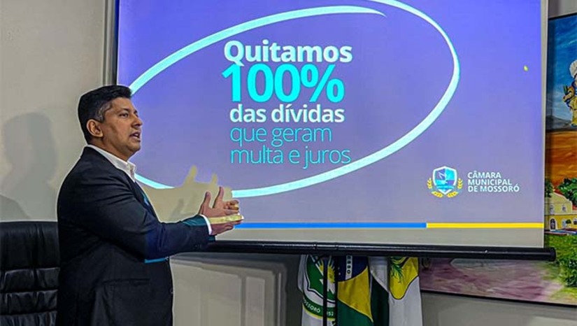 Imagem 1 - Em coletiva realizada na manhã desta sexta-feira (31), a atual presidência da Câmara apresentou à imprensa o total da dívida histórica da Casa Legislativa, que supera R$ 4,5 milhões. O relatório das dívidas foi elaborado pela equipe técnica, composta por servidores efetivos. No primeiro mês, a contenção de gastos fez a Câmara economizar e pagar, além da folha de janeiro, o montante de R$ 1.5 milhão da dívida deixada. A nova gestão conseguiu quitar de forma integral todos os impostos, multas e juros do PREVI e INSS, o que permite que a Casa Legislativa pare de pagar encargos adicionais por atraso de pagamento. Imagem 1 - Em coletiva realizada na manhã desta sexta-feira (31), a atual presidência da Câmara apresentou à imprensa o total da dívida histórica da Casa Legislativa, que supera R$ 4,5 milhões. O relatório das dívidas foi elaborado pela equipe técnica, composta por servidores efetivos. No primeiro mês, a contenção de gastos fez a Câmara economizar e pagar, além da folha de janeiro, o montante de R$ 1.5 milhão da dívida deixada. A nova gestão conseguiu quitar de forma integral todos os impostos, multas e juros do PREVI e INSS, o que permite que a Casa Legislativa pare de pagar encargos adicionais por atraso de pagamento.