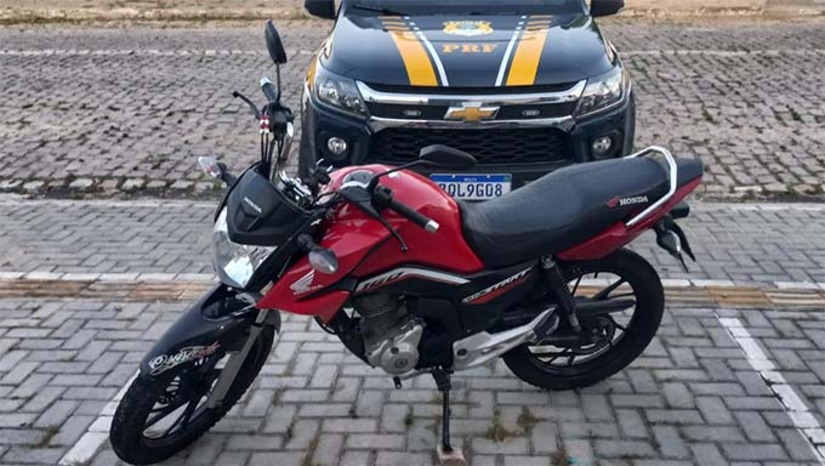 Imagem 1 - As ocorrências foram registradas nos municípios de Mossoró, Ceará-Mirim e Parnamirim, em todo os casos, a PRF verificou a clonagem das motocicletas. Em Mossoró, no km 57 da BR 304, um condutor desconfiou da procedência de uma moto Honda/NXR150, de cor preta, que estava comprando pela internet e procurou a PRF que confirmou a adulteração. O caso foi encaminhado à Polícia Civil, que busca identificar o vendedor do veículo. Imagem 1 - As ocorrências foram registradas nos municípios de Mossoró, Ceará-Mirim e Parnamirim, em todo os casos, a PRF verificou a clonagem das motocicletas. Em Mossoró, no km 57 da BR 304, um condutor desconfiou da procedência de uma moto Honda/NXR150, de cor preta, que estava comprando pela internet e procurou a PRF que confirmou a adulteração. O caso foi encaminhado à Polícia Civil, que busca identificar o vendedor do veículo.