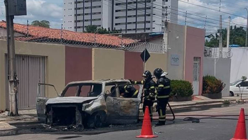 Imagem 1 -  Carro pega fogo em frente a escolas no bairro Doze Anos, em Mossoró. O caso aconteceu no final da manhã desta segunda-feira (3), na Rua Silva Jardim. Segundo o proprietário, o advogado Juraci Silva, ele havia estacionado o veículo, da marca Jeep, e entrou no Sesi para pegar o filho. Quando saiu da escola, percebeu que o carro estava pegando fogo. O corpo de bombeiros esteve no local e conseguiu controlar completamente as chamas, mas o veículo deu perda total. Ainda não é possível identificar o que teria causado o acidente. 