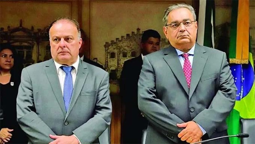   A ação pede a cassação dos diplomas do atual prefeito, da vice-prefeita eleita, Joanna Guerra, e de vereadores eleitos pelo período de oito anos. De acordo com o MP, existem evidências de que a gestão municipal ofereceu serviços públicos em troca de apoio eleitoral, explorando lideranças locais para cooptar eleitores. Os elementos denotam que Álvaro Dias organizou essa prática através do loteamento das secretarias e dos órgãos municipais para garantir apoio político, utilizando a máquina pública para beneficiar as campanhas dos candidatos aliados.