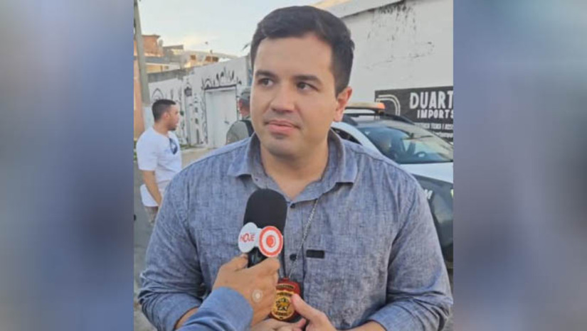 Imagem 1 -  Investigação sobre sequência de homicídios em Serra do Mel continua, afirma delegado. No dia 30 de janeiro, o delegado Raphael Laboissière, de Areia Branca, confirmou a morte do ex-vereador de Serra do Mel, Joabe de Lima Tragino, de 23 anos, em um confronto com a polícia de Sergipe. Ele era acusado de, pelo menos, 4 homicídios, a maioria praticado para vingar o assassinato de Francismar Josemar Tragino,pai do então vereador. Nesta segunda-feira (3), o delegado confirmou que as investigações seguem no município, no intuito de identificar outros envolvidos nos crimes. 