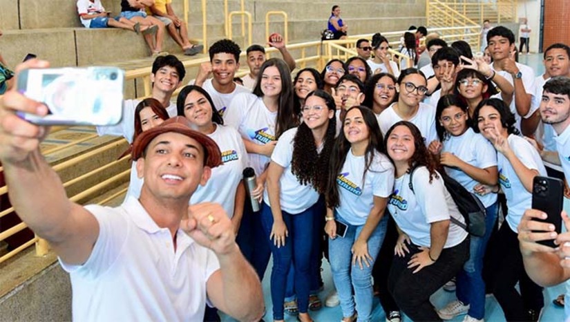 Imagem 1 -  No segundo semestre o Programa Jovem do Futuro ofertará mais 2.500, chegando a 5 mil vagas ao ano. O projeto está em sua terceira edição e é conduzido pela Secretaria de Assistência Social, Cidadania e Juventude. As inscrições podem ser feitas a partir desta terça-feira através do site jovemdofuturo.mossoro.rn.gov.br, como também através do aplicativo “Jovem do Futuro”. As inscrições também podem ser feitas nos Centro de Referência de Assistência Social (CRAS) até 10 de março de 2025. Os jovens selecionados passarão pelo curso durante o período de quatro meses e receberão bolsa no valor de R$ 350 mensal. Os alunos também receberão fardamento e material didático.
