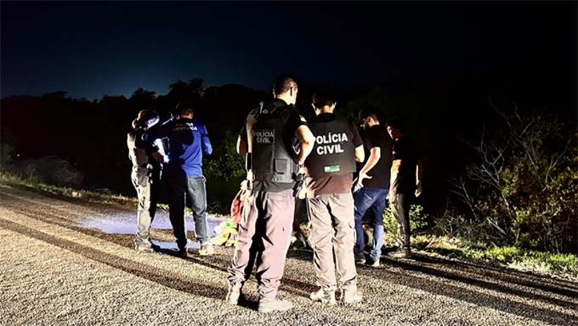 Imagem 1 -  A vítima foi identificada como Italo Marcos de Sousa Pereira, e 31 anos, natural de Apodi-RN. De acordo com a Polícia Militar de Grossos, moradores da região, que relataram a presença de uma pessoa caída e sem vida, possivelmente vítima de atropelamento. O que foi descartado pelo polícia. O delegado plantonista, Dr. Cristiano, informou que a vítima sofreu múltiplos disparos de arma de fogo, com ferimentos na região do braço, costas e cabeça. Este é o segundo caso de homicídio registrado na cidade de Grossos em 2025.