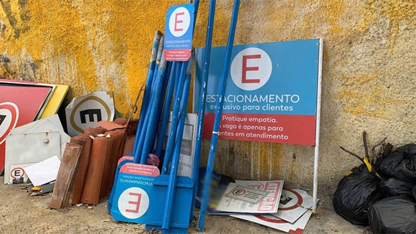 Imagem 1 -  Agentes de Trânsito estão retirando placas de “Estacionamento exclusivo para clientes” em Mossoró. Segundo o Código de Trânsito Brasileiro, não é permitido transformar a calçada, um espaço que é público, em estacionamento privativo. Por este motivo, os Agentes de Trânsito de Mossoró estão orientando os estabelecimentos que possuem placas em suas calçadas, identificando este tipo de estacionamento “exclusivo para clientes”, que façam a retirada. Caso isto não ocorra, os próprios agentes fazem a retirada. O diretor de mobilidade de Mossoró, Luís Correia, conversou com o Mossoró Hoje e deu mais detalhes sobre a ação.