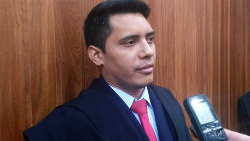 Imagem 1 - Justiça decreta prisão preventiva de advogado caicoense por representar risco à sociedade. Allysson Agostinelli Dantas dos Santos, que está com sua inscrição na OAB suspensa, havia sido preso em flagrante por um crime de trânsito em 2024, recebeu liberdade provisória mediante o uso de tornozeleira eletrônica, suspensão da CNH e internação psiquiátrica compulsória. No entanto, não há registro de que o monitoramento eletrônico tenha sido efetivado, e ele permaneceu internado até 13 de janeiro de 2025, quando recebeu alta médica. Após ser solto, ele se envolve em novo acidente de trânsito e fugiu do local. A informação sobre a decretação da prisão preventiva foi divulgada pelo Blog Sidney Silva. Imagem 1 - Justiça decreta prisão preventiva de advogado caicoense por representar risco à sociedade. Allysson Agostinelli Dantas dos Santos, que está com sua inscrição na OAB suspensa, havia sido preso em flagrante por um crime de trânsito em 2024, recebeu liberdade provisória mediante o uso de tornozeleira eletrônica, suspensão da CNH e internação psiquiátrica compulsória. No entanto, não há registro de que o monitoramento eletrônico tenha sido efetivado, e ele permaneceu internado até 13 de janeiro de 2025, quando recebeu alta médica. Após ser solto, ele se envolve em novo acidente de trânsito e fugiu do local. A informação sobre a decretação da prisão preventiva foi divulgada pelo Blog Sidney Silva.