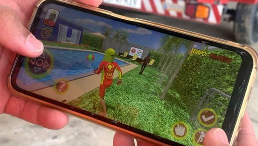 Imagem 1 - Bombeiros do RN lançam aplicativo para ensinar dicas de prevenção ao afogamento para crianças. O “Pequeno Guarda-Vidas” está disponível, inicialmente, na Play Store, para aplicativos android. A ferramenta foi idealizada pelo Sargento Rocha, do CBM de Mossoró, e desenvolvida pelo programador Antônio Kalielso Silveira de Mendonça, tendo contado com o apoio do CBMRN e da Sobrasa. Segundo o sargento, o objetivo do aplicativo é ensinar às crianças e também aos seus responsáveis, dicas de prevenção ao afogamento, que pode ocorrer em locais onde menos se espera, como baldes, bacias ou qualquer lugar onde crianças tenham acesso fácil a água. Imagem 1 - Bombeiros do RN lançam aplicativo para ensinar dicas de prevenção ao afogamento para crianças. O “Pequeno Guarda-Vidas” está disponível, inicialmente, na Play Store, para aplicativos android. A ferramenta foi idealizada pelo Sargento Rocha, do CBM de Mossoró, e desenvolvida pelo programador Antônio Kalielso Silveira de Mendonça, tendo contado com o apoio do CBMRN e da Sobrasa. Segundo o sargento, o objetivo do aplicativo é ensinar às crianças e também aos seus responsáveis, dicas de prevenção ao afogamento, que pode ocorrer em locais onde menos se espera, como baldes, bacias ou qualquer lugar onde crianças tenham acesso fácil a água.