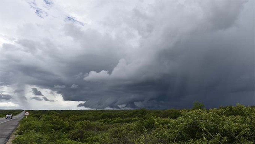 Imagem 1 - De acordo com a Emparn, o estabelecimento do fenômeno La Niña, de intensidade moderada no Oceano Pacífico, irá favorecer as condições de chuvas para o Nordeste. Os meses de fevereiro, março, abril e maio deverão manter a ocorrência de chuvas, principalmente nas Regiões Oeste (entre 30 a 60 mm), na Chapada do Apodi, e no Litoral Leste do RN, com índices entre 40 a 60 mm. A região Oeste apresenta a maior previsão pluviométrica do período. Segundo a Emaprn, há uma previsão de chuvas mais fortes nos próximos dias, na Chapada do Apodi, acima dos 50 mm, causadas pelo atual sistema meteorológico, mas que não deverão tingir todo o Estado. Para o final de semana, as chuvas serão mais fortes no litoral. Imagem 1 - De acordo com a Emparn, o estabelecimento do fenômeno La Niña, de intensidade moderada no Oceano Pacífico, irá favorecer as condições de chuvas para o Nordeste. Os meses de fevereiro, março, abril e maio deverão manter a ocorrência de chuvas, principalmente nas Regiões Oeste (entre 30 a 60 mm), na Chapada do Apodi, e no Litoral Leste do RN, com índices entre 40 a 60 mm. A região Oeste apresenta a maior previsão pluviométrica do período. Segundo a Emaprn, há uma previsão de chuvas mais fortes nos próximos dias, na Chapada do Apodi, acima dos 50 mm, causadas pelo atual sistema meteorológico, mas que não deverão tingir todo o Estado. Para o final de semana, as chuvas serão mais fortes no litoral.