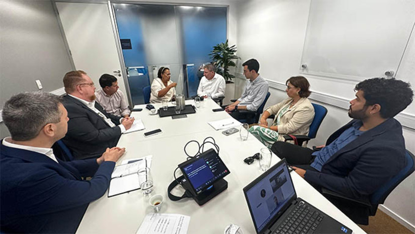 Imagem 1 - CEO da Azul afirma que suspensão de voos em Mossoró é temporária. A manutenção de voos entre Mossoró e Recife foi garantida por John Rodgerson, CEO da Azul Linhas Aéreas, a governadora Fátima Bezerra, durante reunião realizada nesta quinta-feira (6), em São Paulo. A companhia anunciou, em 8 de janeiro, por meio de nota, que suspenderia as operações na cidade de Mossoró, a partir do dia 10 de março. “Saímos daqui esperançosos que essa suspensão não seja permanente, e que em breve o voo possa retornar”, afirmou a governadora”. Imagem 1 - CEO da Azul afirma que suspensão de voos em Mossoró é temporária. A manutenção de voos entre Mossoró e Recife foi garantida por John Rodgerson, CEO da Azul Linhas Aéreas, a governadora Fátima Bezerra, durante reunião realizada nesta quinta-feira (6), em São Paulo. A companhia anunciou, em 8 de janeiro, por meio de nota, que suspenderia as operações na cidade de Mossoró, a partir do dia 10 de março. “Saímos daqui esperançosos que essa suspensão não seja permanente, e que em breve o voo possa retornar”, afirmou a governadora”.