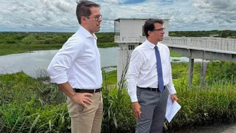 Imagem 1 - Estrutura do Açude Itans não foi projetada para suportar tráfego de veículos, afirma Juiz Federal. O juiz federal Caio Diniz, acompanhado do Procurador da República Victor Queiroga, e outras autoridades, realizaram uma inspeção na parede do açude Itans, em Caicó, na quarta-feira (6), para avaliar as condições da parede do reservatório para manutenção do tráfego de veículos. Pelo local, passa a RN-118, que liga o anel viário da entrada de Caicó até o antigo escritório do Dnocs. “O tráfego sobre a parede do açude é um problema reconhecido. O próprio Dnocs não contesta essa questão. No entanto, qualquer decisão precisa levar em conta alternativas viáveis, pois essa via é essencial para a população”, afirmou o juiz Caio, com base nos documentos apresentados após vistoria. Imagem 1 - Estrutura do Açude Itans não foi projetada para suportar tráfego de veículos, afirma Juiz Federal. O juiz federal Caio Diniz, acompanhado do Procurador da República Victor Queiroga, e outras autoridades, realizaram uma inspeção na parede do açude Itans, em Caicó, na quarta-feira (6), para avaliar as condições da parede do reservatório para manutenção do tráfego de veículos. Pelo local, passa a RN-118, que liga o anel viário da entrada de Caicó até o antigo escritório do Dnocs. “O tráfego sobre a parede do açude é um problema reconhecido. O próprio Dnocs não contesta essa questão. No entanto, qualquer decisão precisa levar em conta alternativas viáveis, pois essa via é essencial para a população”, afirmou o juiz Caio, com base nos documentos apresentados após vistoria.