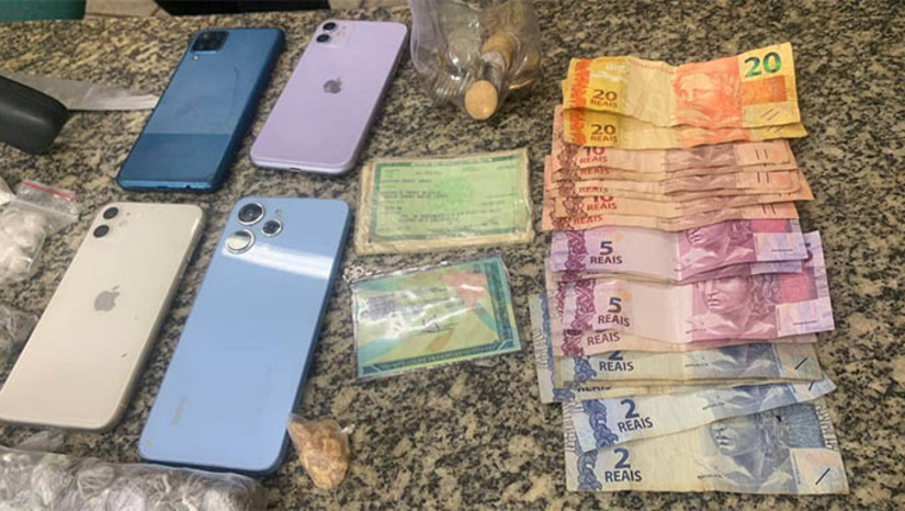 Imagem 1 - PM desmantela ponto de tráfico e apreende grande quantidade de drogas na Ilha de Santa Luzia. A ação aconteceu no início da tarde desta sexta-feira (7). De acordo com informações do Tenente Eumadan, Fiscal de Operações do 12º Batalhão da Polícia Militar, os policiais já haviam recebido várias denúncias sobre um ponto de drogas na Ilha de Santa Luzia. Nesta sexta, eles foram até o local averiguar a denúncia e encontraram um suspeito armado, na varanda de uma residência. Os policiais entraram no local e apreenderam grande quantidade de drogas, armas, dinheiro fracionados e celulares. Também foram presos dois homens e uma adolescente foi apreendida. Eles foram conduzidos, juntamente com o material apreendido, para a Delegacia de Plantão. Imagem 1 - PM desmantela ponto de tráfico e apreende grande quantidade de drogas na Ilha de Santa Luzia. A ação aconteceu no início da tarde desta sexta-feira (7). De acordo com informações do Tenente Eumadan, Fiscal de Operações do 12º Batalhão da Polícia Militar, os policiais já haviam recebido várias denúncias sobre um ponto de drogas na Ilha de Santa Luzia. Nesta sexta, eles foram até o local averiguar a denúncia e encontraram um suspeito armado, na varanda de uma residência. Os policiais entraram no local e apreenderam grande quantidade de drogas, armas, dinheiro fracionados e celulares. Também foram presos dois homens e uma adolescente foi apreendida. Eles foram conduzidos, juntamente com o material apreendido, para a Delegacia de Plantão.