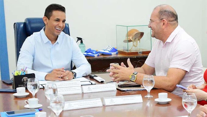 Imagem 1 - O convite foi feito pelo presidente da Amop, o prefeito de Umarizal Raimundo Pezão, nesta quinta-feira (06), durante visita do gestor ao Palácio da Resistência. Allyson aceitou o convite para somar ao trabalho desenvolvido pela Amop, de fortalecimento dos municípios do Oeste potiguar. Pezão ainda informou que o ato de filiação do prefeito de Mossoró à Amop acontecerá em breve na cidade de Pau dos Ferros com a presença de todos os prefeitos municipais da região. Imagem 1 - O convite foi feito pelo presidente da Amop, o prefeito de Umarizal Raimundo Pezão, nesta quinta-feira (06), durante visita do gestor ao Palácio da Resistência. Allyson aceitou o convite para somar ao trabalho desenvolvido pela Amop, de fortalecimento dos municípios do Oeste potiguar. Pezão ainda informou que o ato de filiação do prefeito de Mossoró à Amop acontecerá em breve na cidade de Pau dos Ferros com a presença de todos os prefeitos municipais da região.